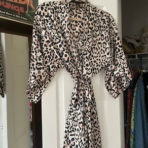 VICTORIA SECRET SILK PINK BLACK WHITE ROBE SHORT SLEEVE NEVER WORN